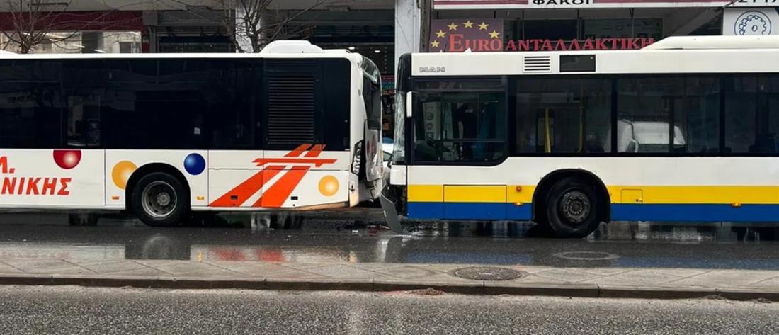 Θεσσαλονίκη: λεωφορεία συγκρούστηκαν σε στάση (εικόνες)