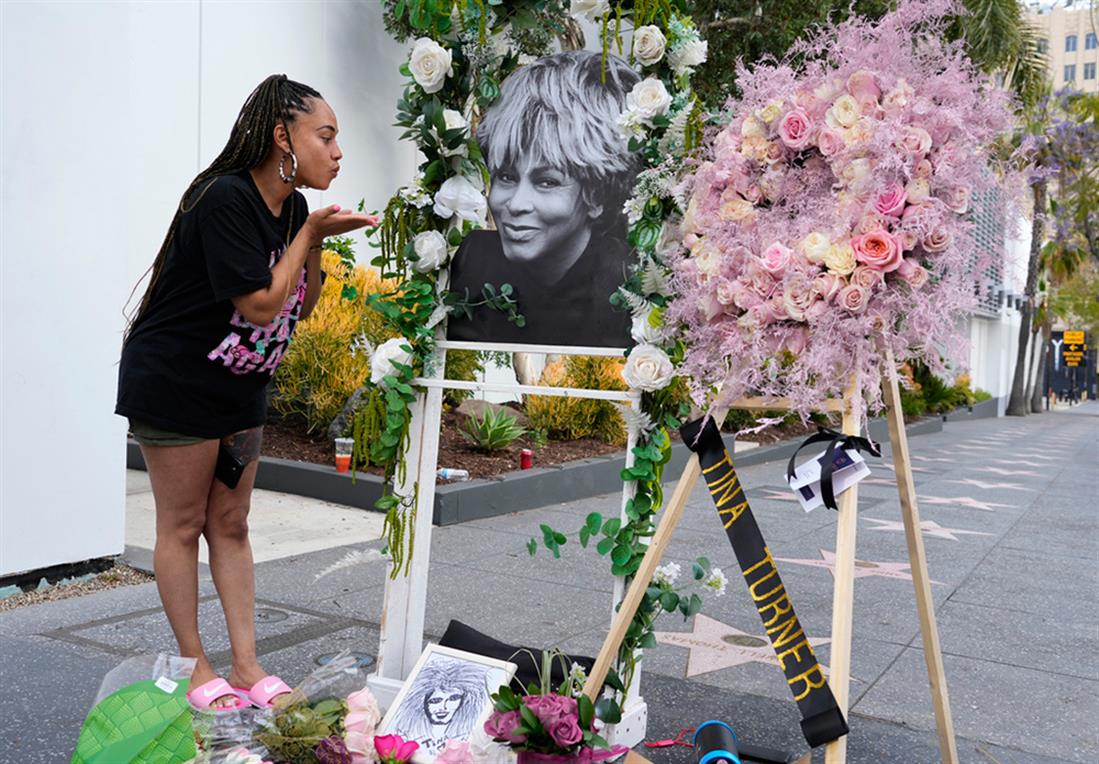 Τίνα Τάρνετ - θάνατος -  λουλούδια - Walk of Fame