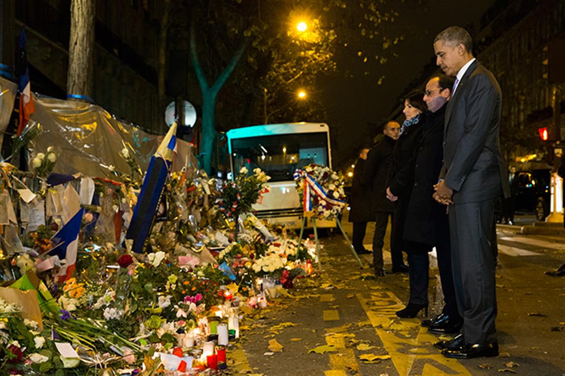 AP - Γαλλία - Παρίσι - Μπατακλάν - φόρος τιμής - Μπάρακ Ομπάμα - Λουλούδια - Φρανσουά Ολάντ
