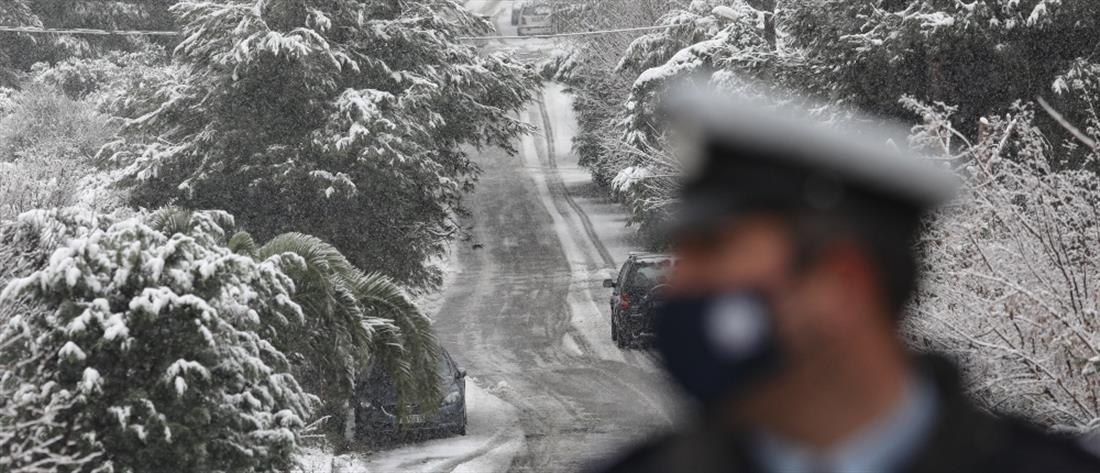 Καιρός - Κακοκαιρία - αποκλεισμός δρόμου - Αστυνομία - χιόνι - Περιπολικο - κλείσιμο δρόμου