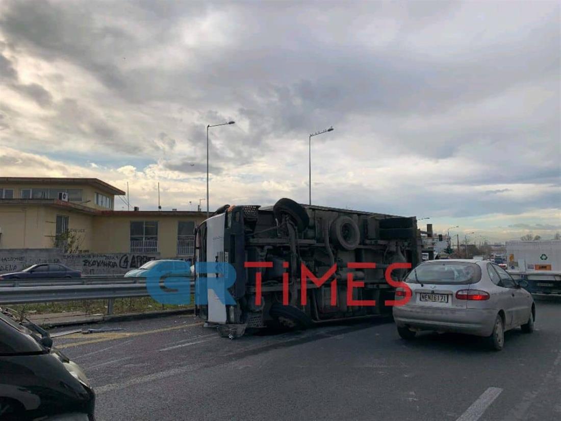 ανατροπή-φορτηγό-Θεσσαλονίκη
