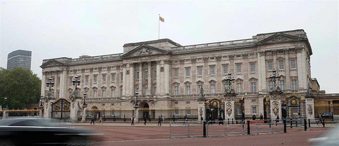 Συναγερμός στο Λονδίνο: Άνδρας με τσεκούρι κοντά στο Παλάτι