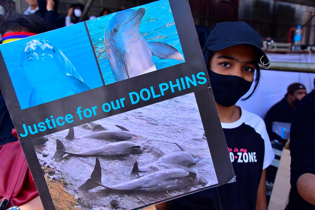 AP - Μαυρίκιος - διαδήλωση - δελφίνια