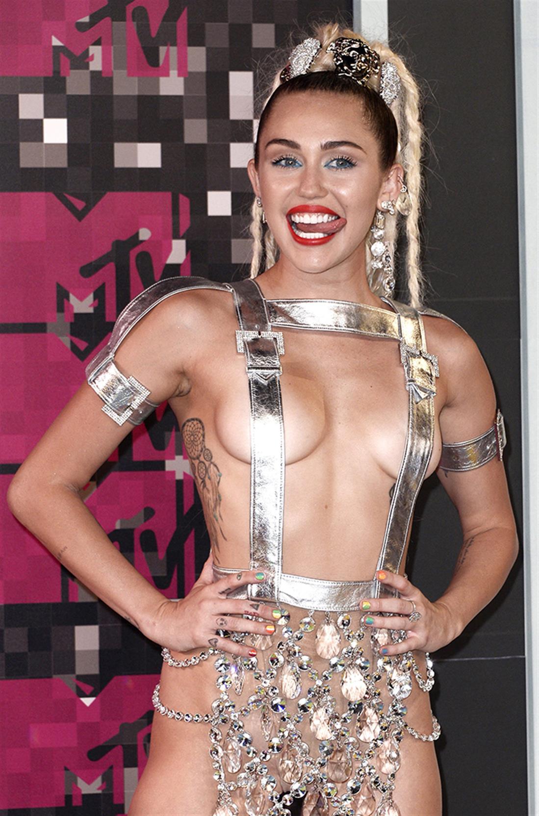Miley Cyrus - Μάιλι Σάιρους - MTV - VMA - Μουσικά Βραβεία - κόκκινο χαλί