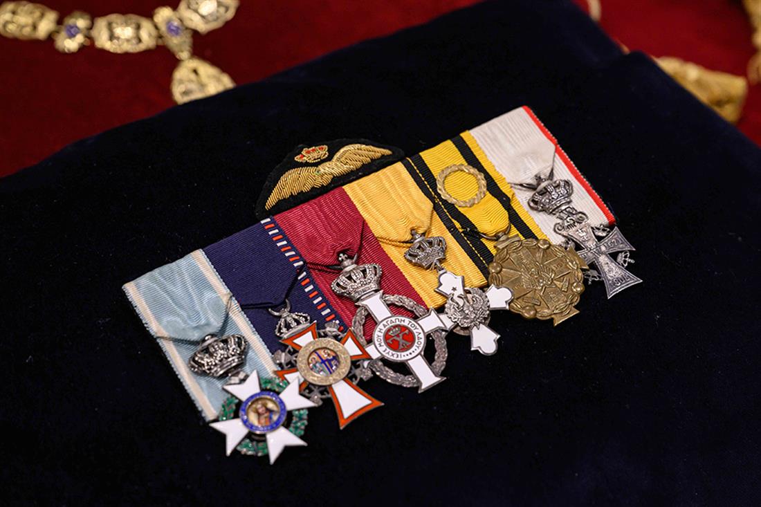 Κηδεία - Τέως Βασιλιάς Κωνσταντίνος - Ολυμπιακό μετάλλιο - παράσημα