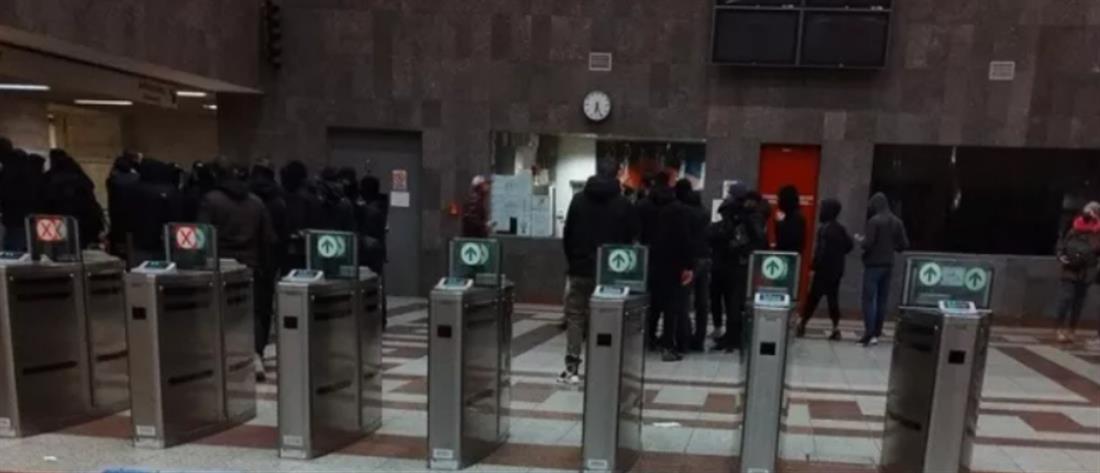 Σύνταγμα: Oμάδα ακροδεξιών μπήκε στο μετρό με κουκούλες και ρόπαλα