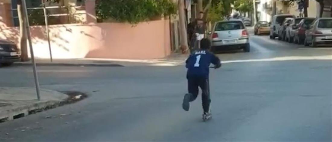 Τρομακτικό βίντεο: Παιδί με πατίνι παραβιάζει STOP σε διασταύρωση