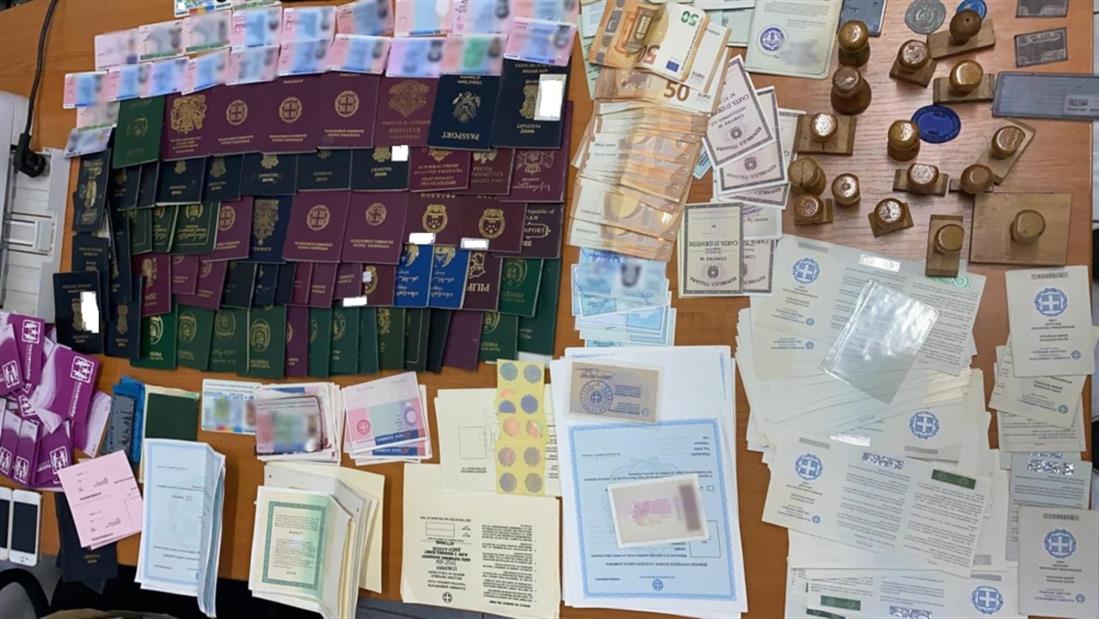 Πλαστά διαβατήρια - σφραγίδες