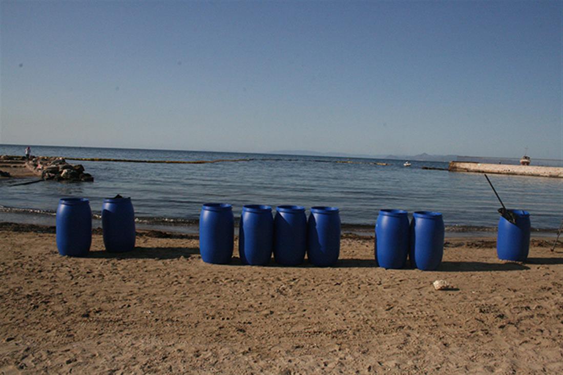 Άγιος Κοσμάς - πετρελαιοκηλίδα - παραλία - ρύπανση