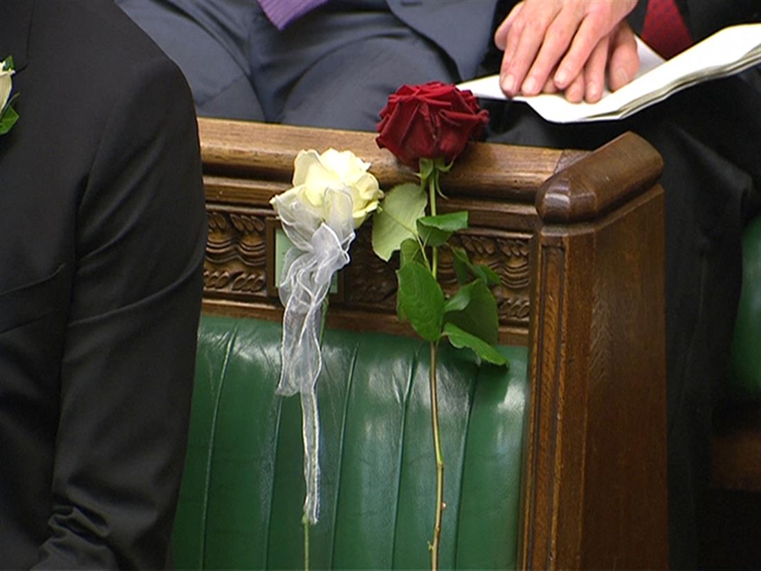 Φόρος τιμής - Βρετανικό Κοινοβούλιο - Τζο Κοξ - λουλούδια - Jo Cox