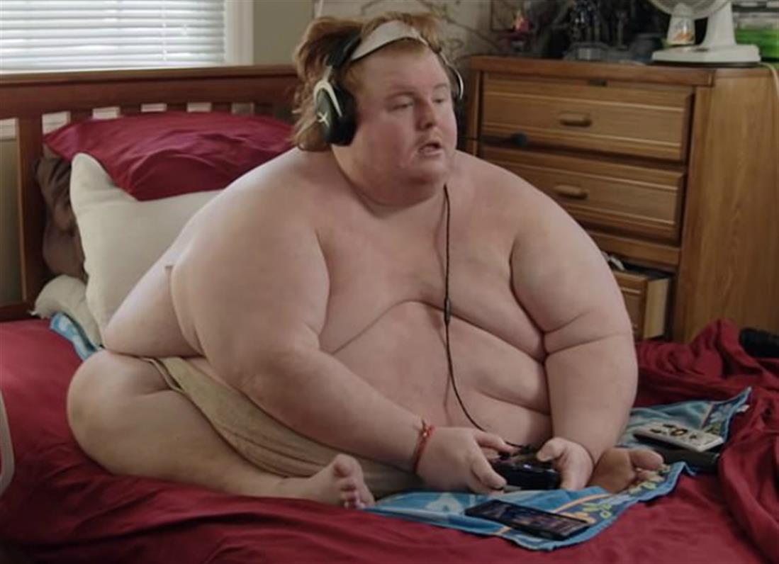 Αμερικανός - υπέρβαρος - γυμνός - video games