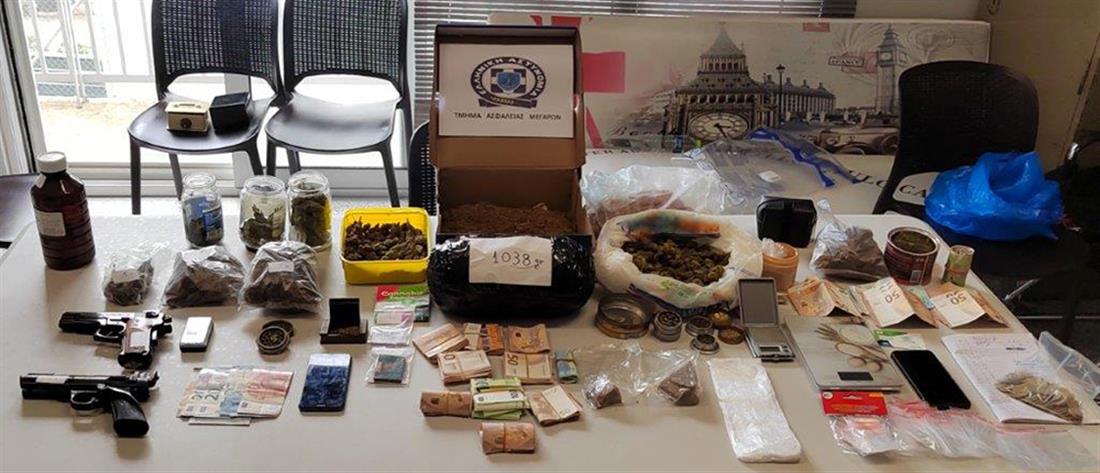 Συλλήψεις για ναρκωτικά και όπλα σε Μέγαρα, Ελευσίνα και Αιγάλεω (βίντεο)