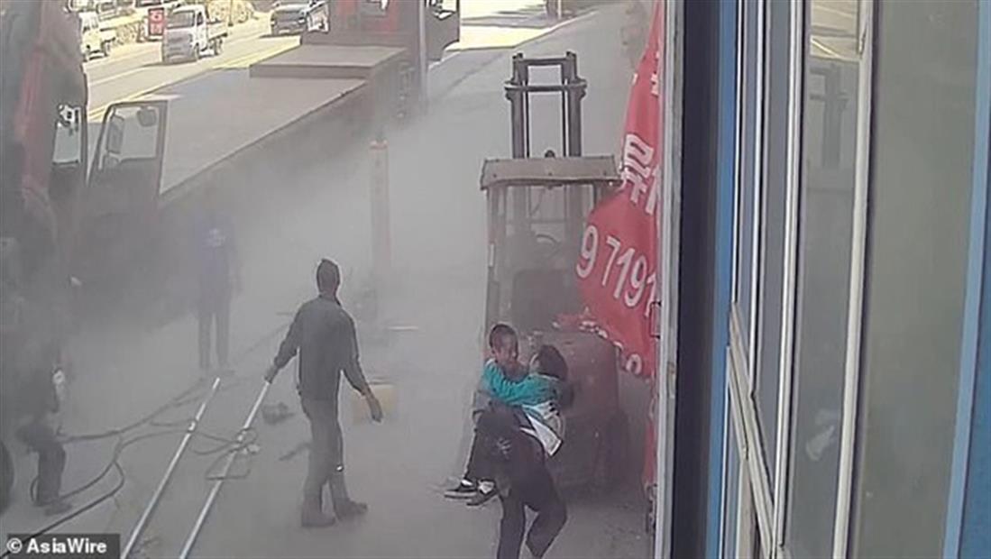 Κίνα - έκρηξη - λάστιχο - εκτόξευσε μάνα και μωρό