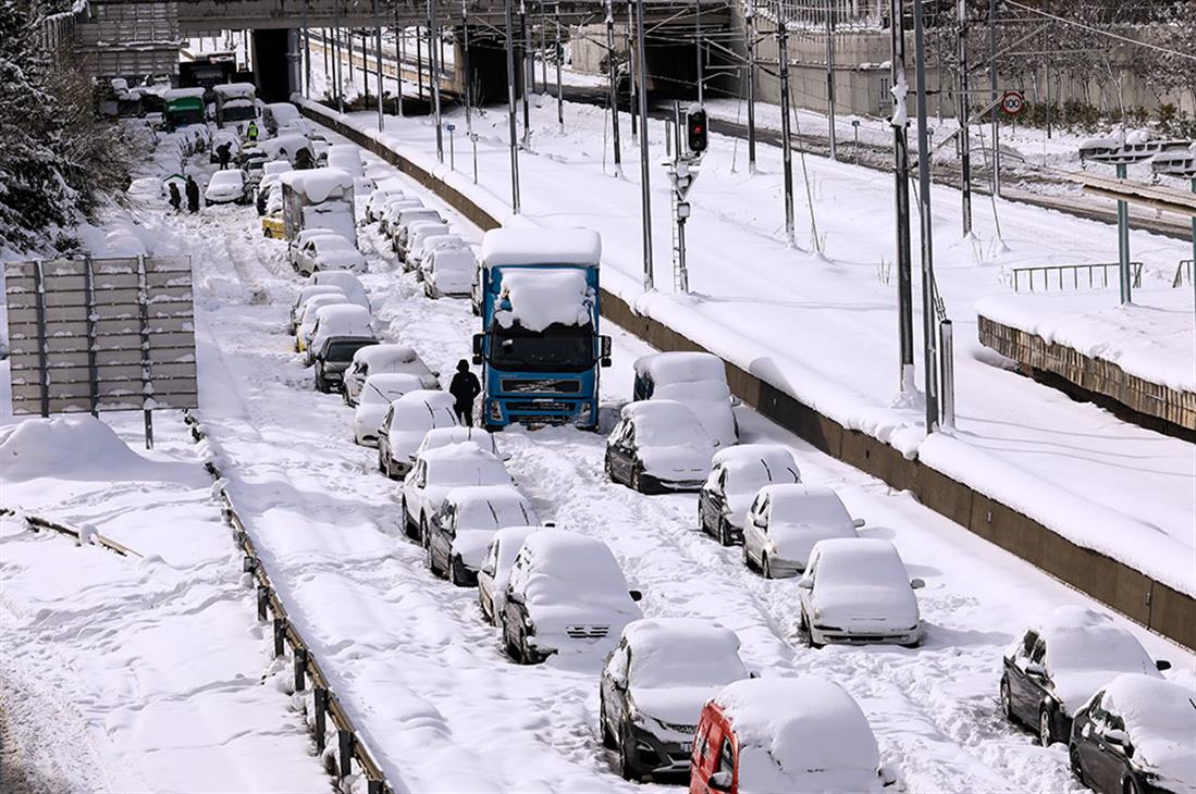 Χιόνια - Αττική Οδός - εγκλωβισμός - αυτοκίνητα