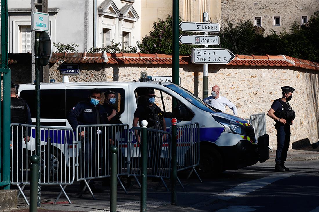 AP - Επίθεση με μαχαίρι - αστυνομικός - Παρίσι - Γαλλία