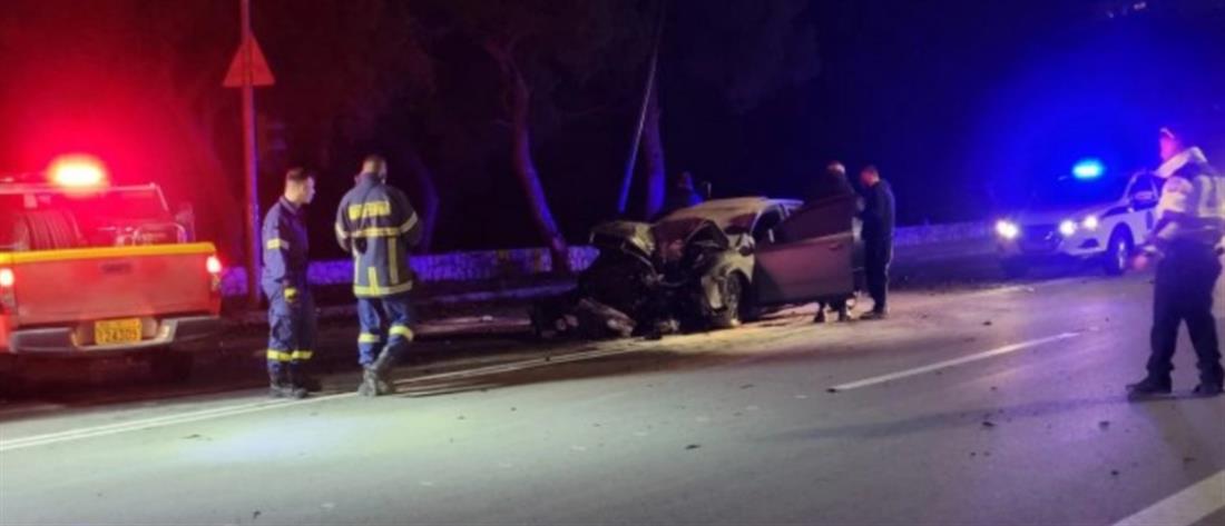 Τροχαίο - Βάρκιζα: αυτοκίνητο καρφώθηκε σε κολώνα (εικόνες)