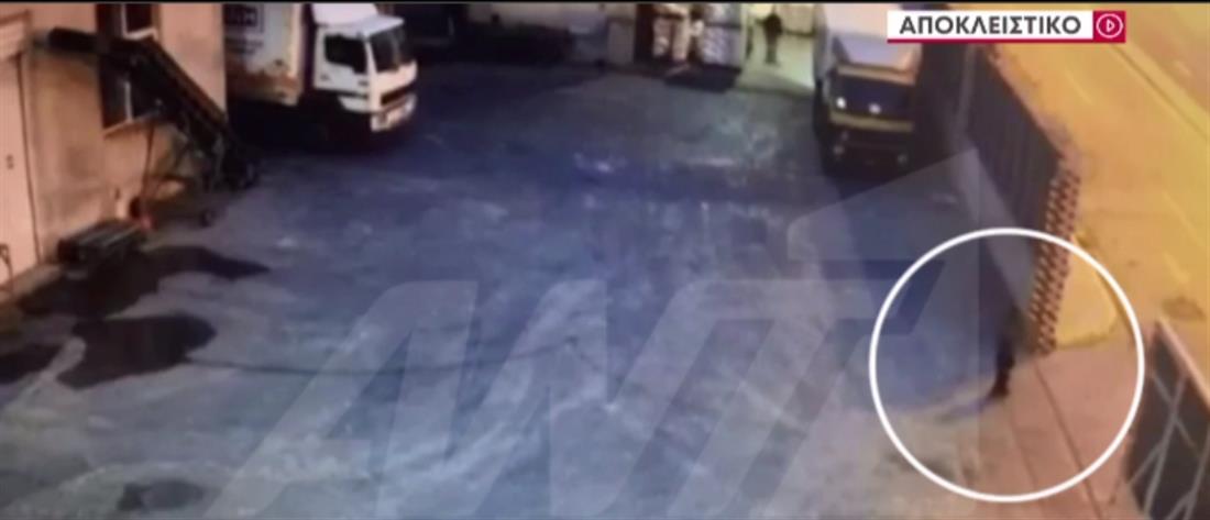 Κερατσίνι: Βίντεο σοκ την ώρα που η 8χρονη εγκλωβίστηκε στην πόρτα 