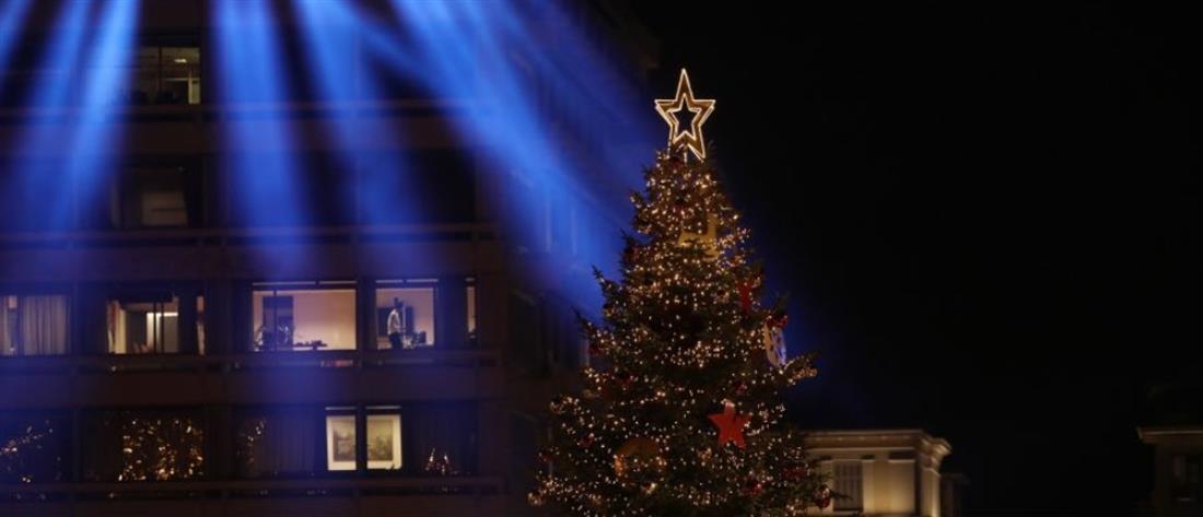 Χριστούγεννα: Άναψε το χριστουγεννιάτικο δέντρο στο Σύνταγμα (εικόνες)