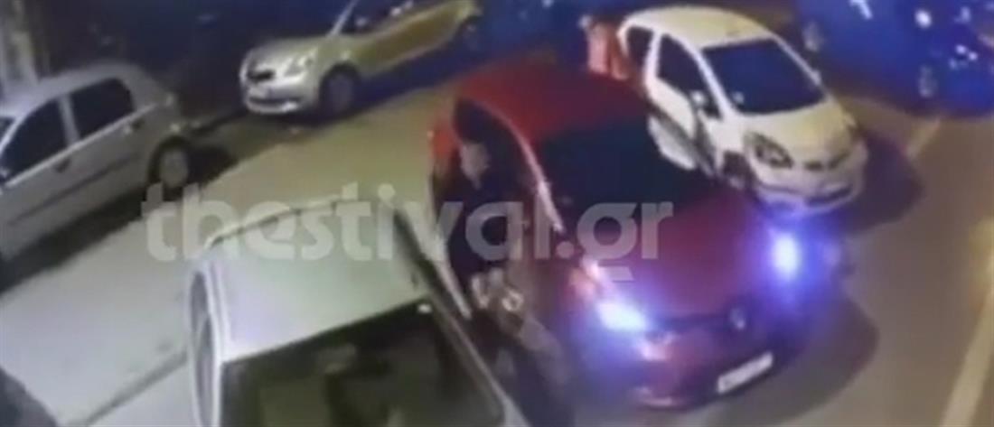 Θεσσαλονίκη: Κλέφτης πήρε τσάντα από αυτοκίνητο, ενώ συνεργός κορόιδευε την οδηγό (βίντεο)