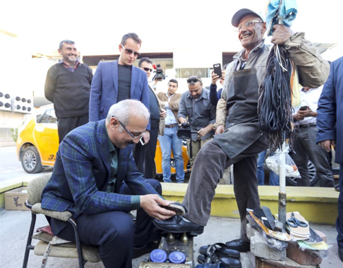 Τούρκος υπουργός - παπούτσια - πλανόδιος λούστρος παπουτσιών