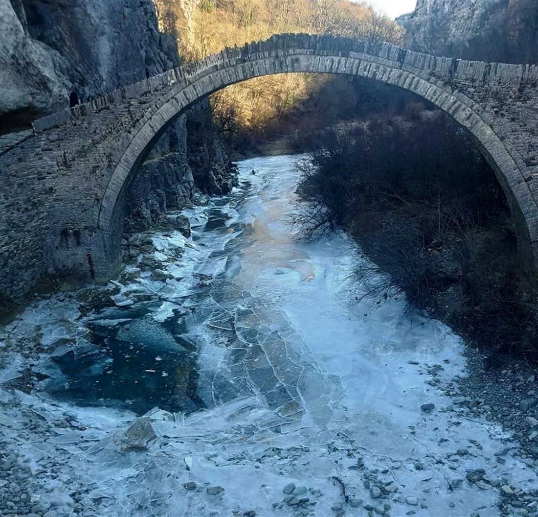Ζαγόρι - γεφύρι του Κόκκορη - πάγος - ποτάμι