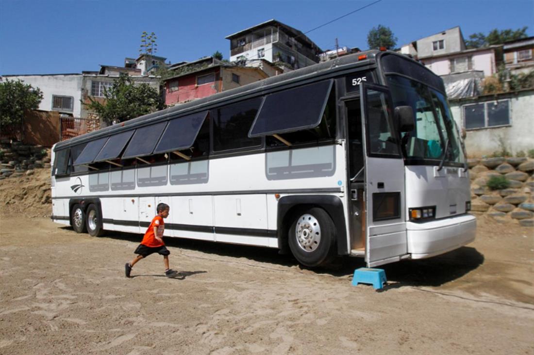 λεωφορείο- σχολείο  - Μεξικό - πρόσφυγες