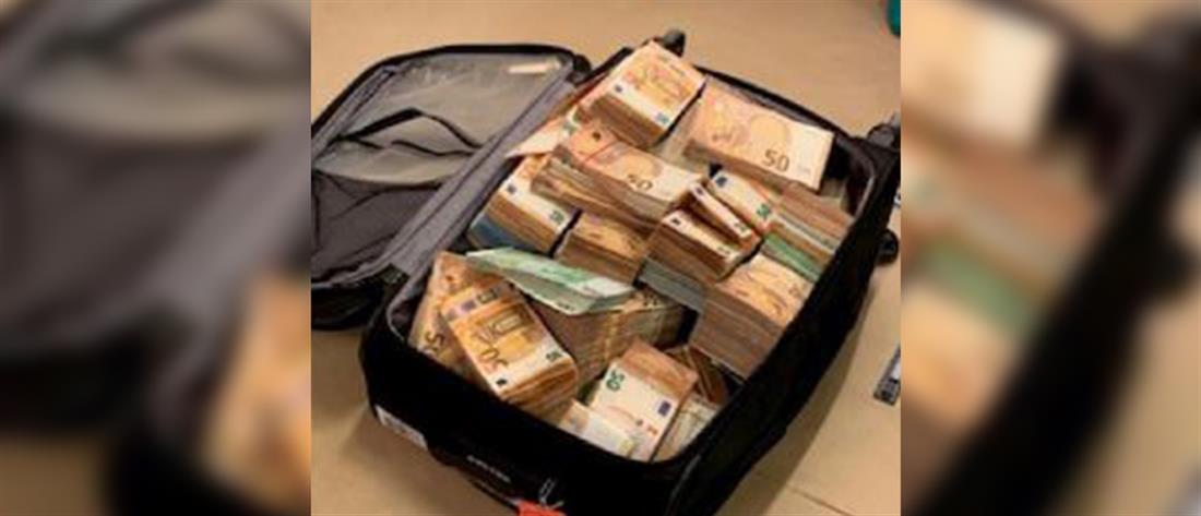 Εύα Καϊλή - βαλίτσες - χρήματα