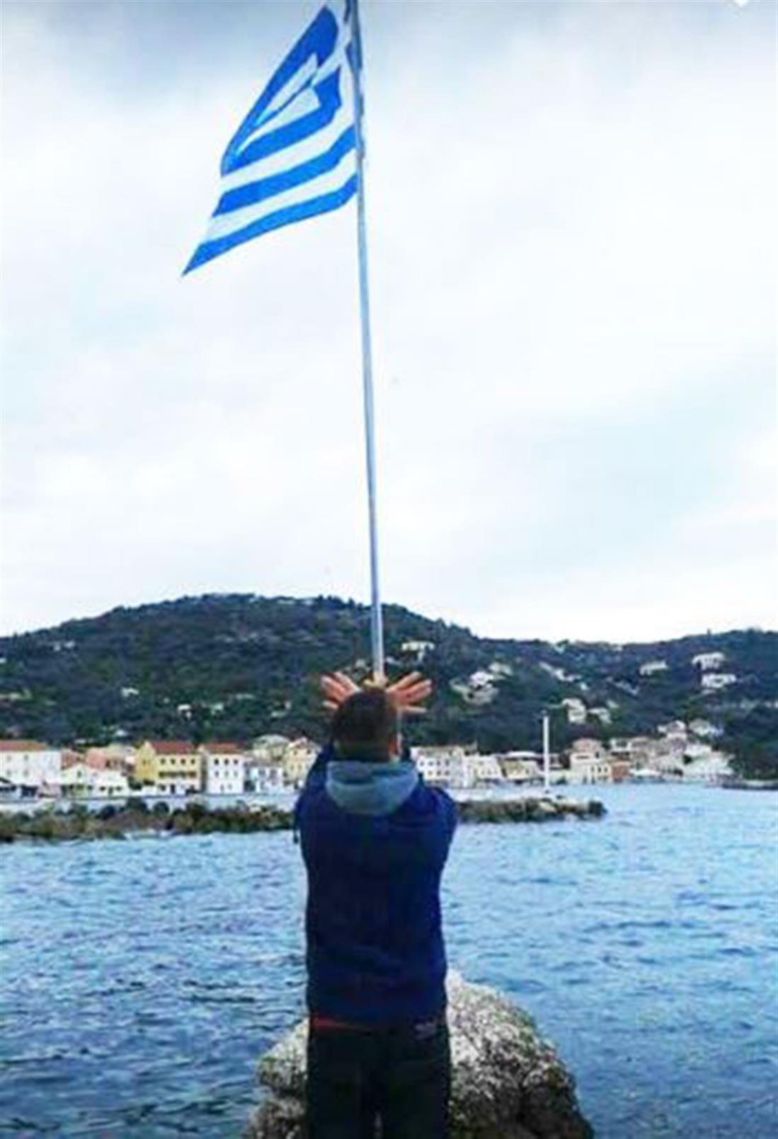 Ανήλικος Αλβανός - αλβανικός αετός - ελληνική σημαία
