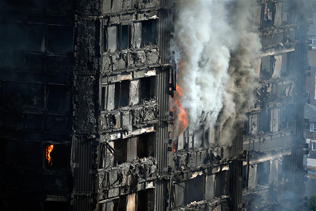 AP - Λονδίνο - φωτιά - ουρανοξύστης - πυροσβέστες - κατάσβεση