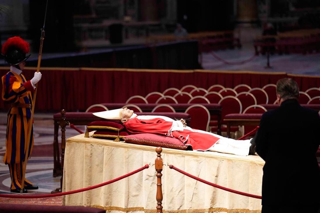 πάπας Βενέδικτος - Βατικανό - λαϊκό προσκύνημα - σορός