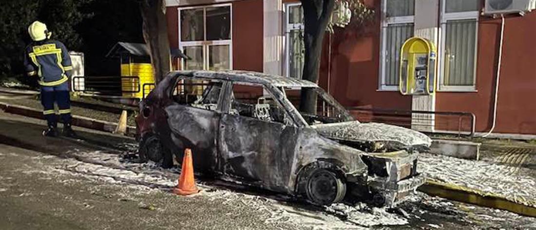 Θεσσαλονίκη: Επίθεση με μολότοφ σε δημαρχείο, κάηκε ΙΧ (εικόνες)