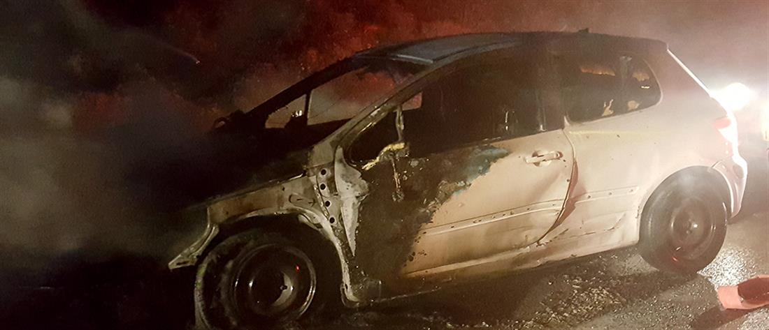 Κολωνάκι: Έκαψαν τέσσερα αυτοκίνητα 