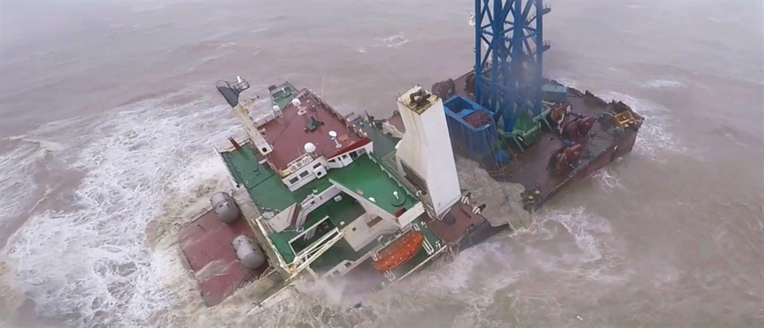Χονγκ Κονγκ: Πλοίο χτυπήθηκε από τροπική καταιγίδα και κόπηκε στα δύο (εικόνες)