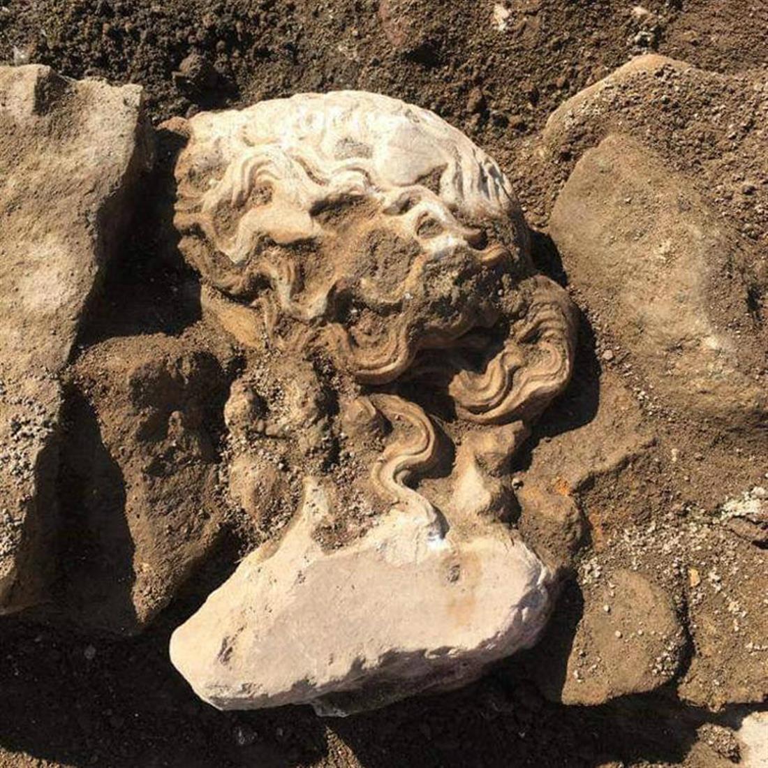 Ρώμη - αρχαιολογική ανακάλυψη - κεφάλι θεού Διόνυσου