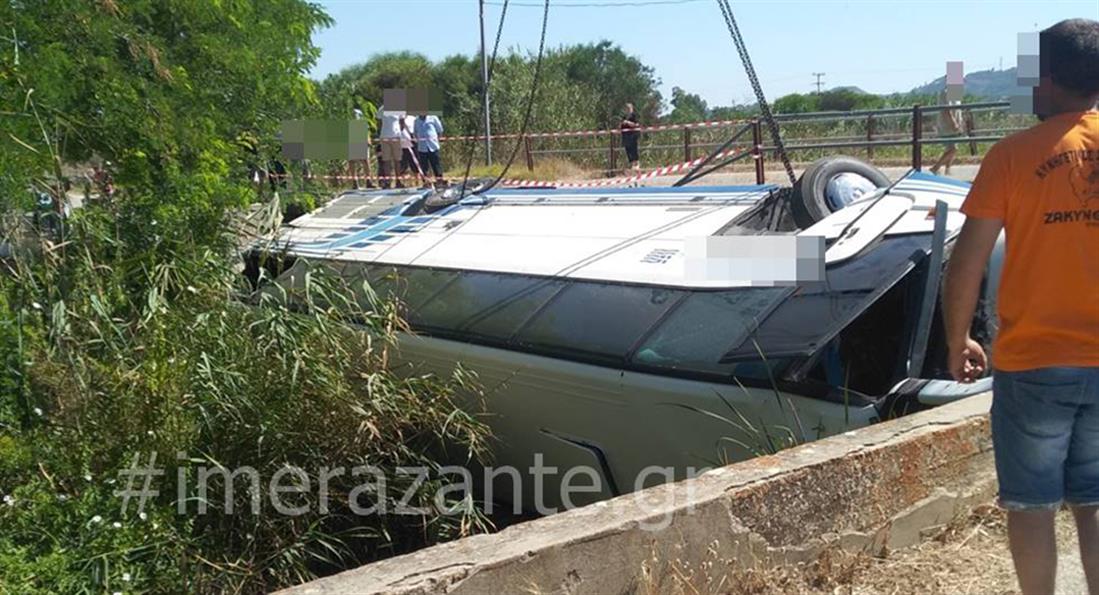 Ζάκυνθος - τουριστικό λεωφορείο - έπεσε σε γεφύρι
