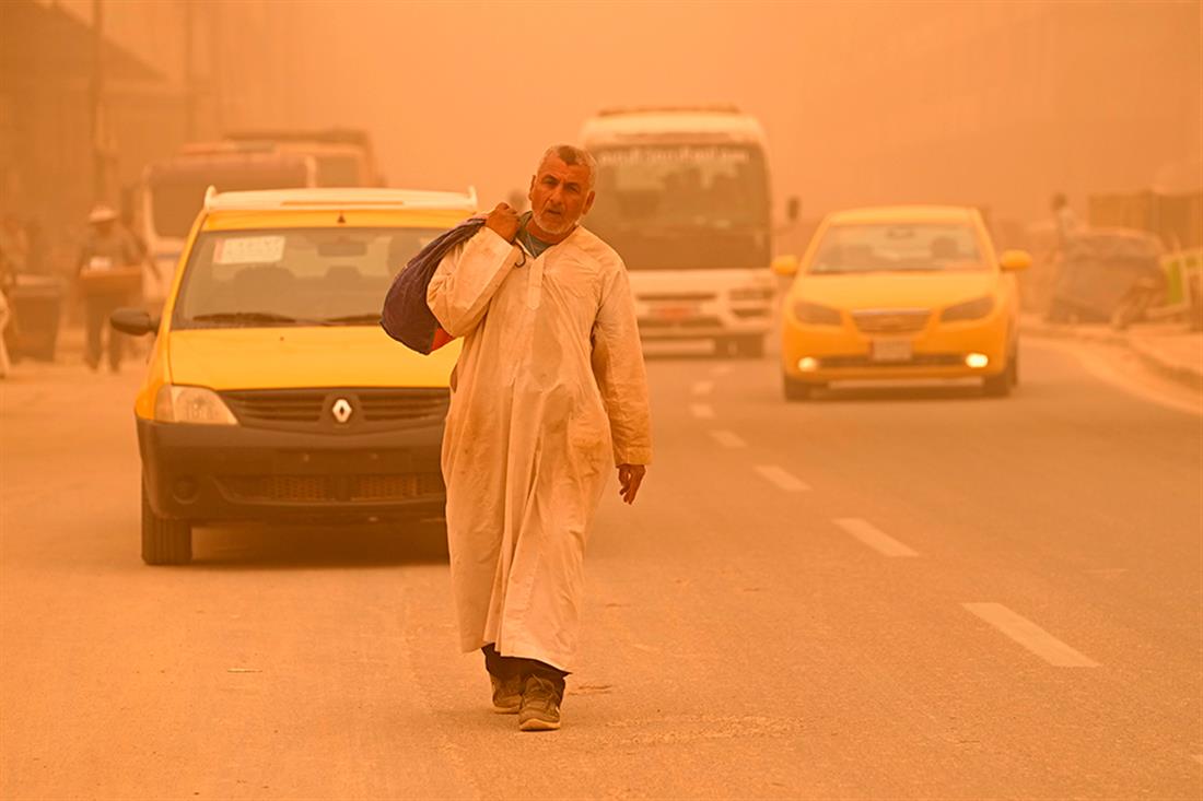 Αμμοθύελλα σαρώνει το Ιράκ (βίντεο)