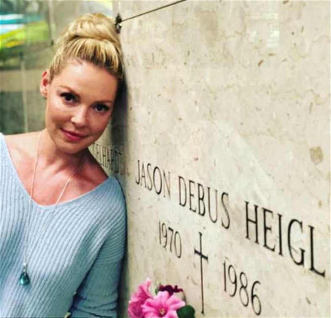 Κάθριν Χέινγκλ - selfies - τάφος του αδελφού της