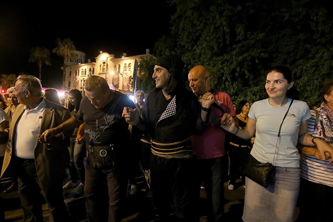 Ποντιακός χορός - χορευτές - Θεσσαλονίκη - ΔΕΘ - ρεκόρ Γκίνες