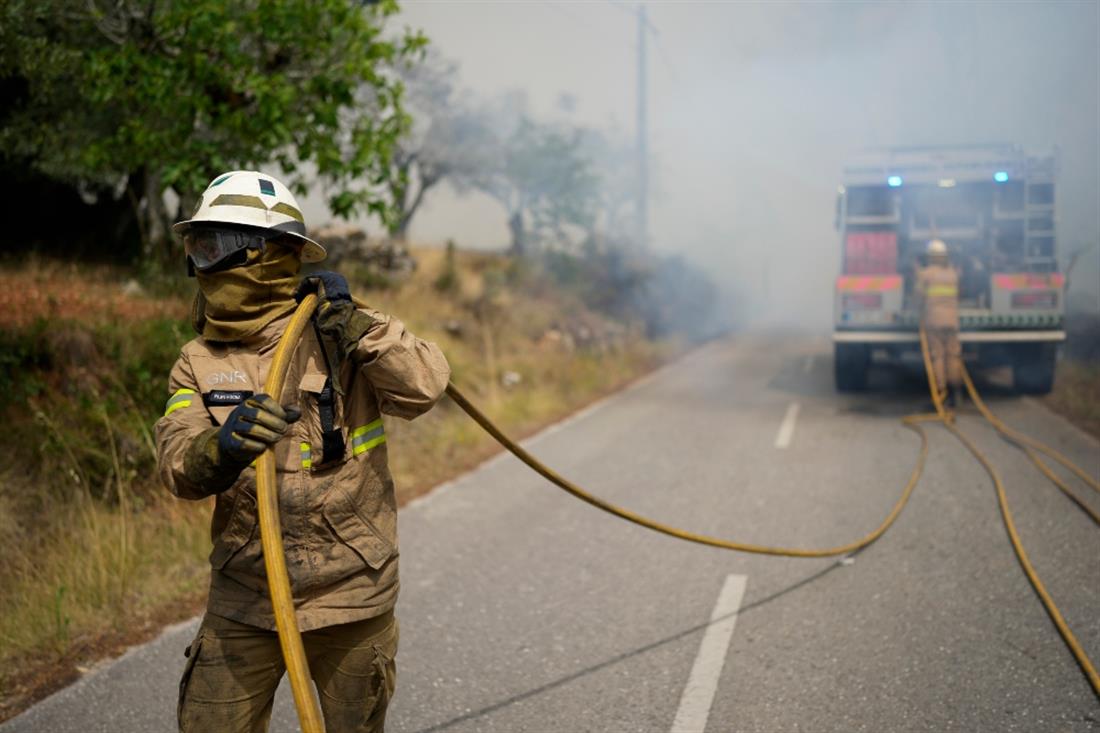 AP - φωτιές - Πορτογαλία - πυροσβέστης