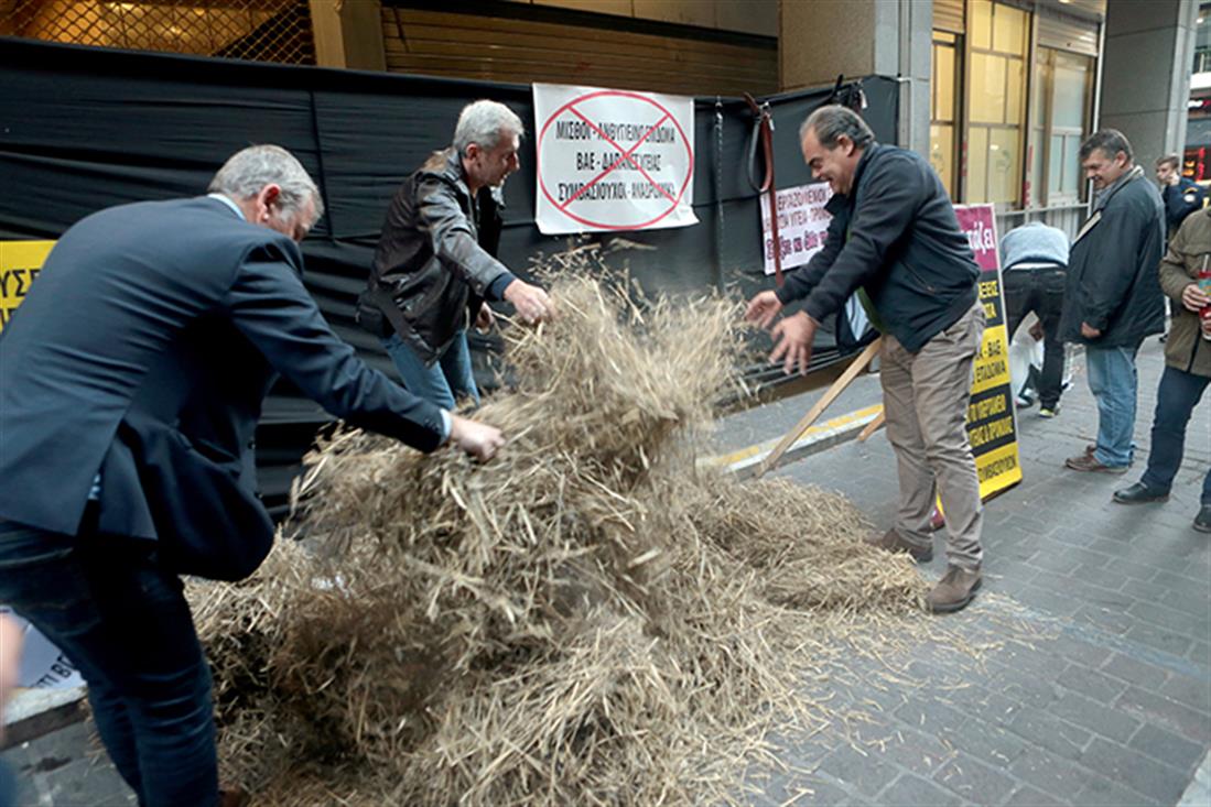 διαμαρτυρία - εργαζόμενοι νοσοκομεία Αττικής - ΥΠΟΙΚ - σανό