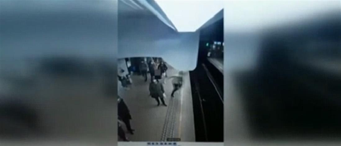 Βρυξέλλες: Έσπρωξε γυναίκα στο μετρό την ώρα που ερχόταν ο συρμός (βίντεο)