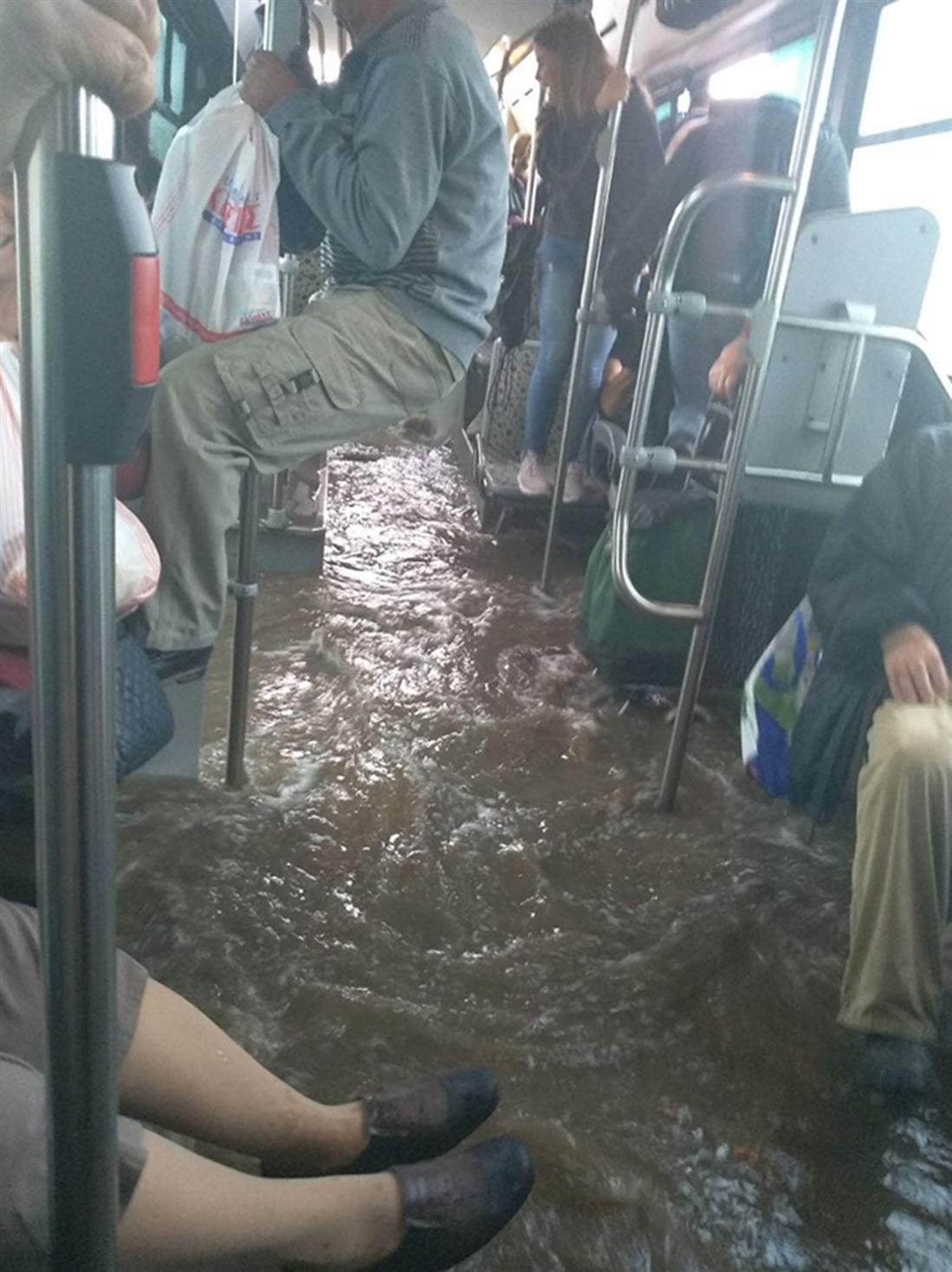 Πλημμύρα - λεωφορείο - Ασπρόπυργος