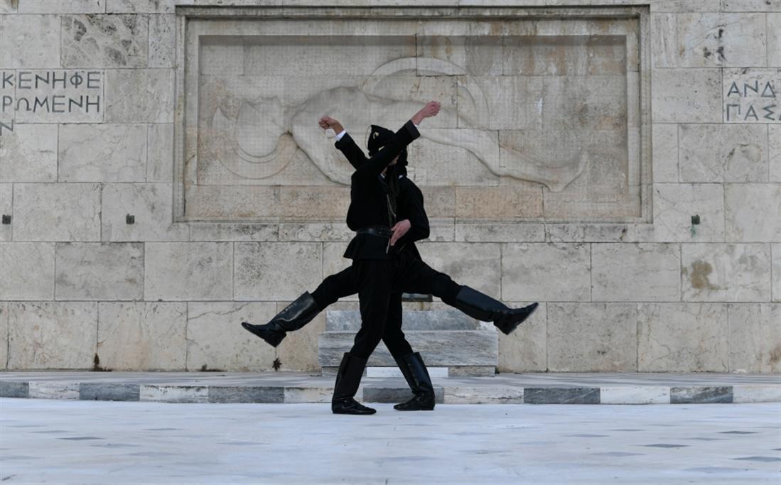 Αλλαγή προεδρικής φρουράς - Μνημείο Άγνωστου Στρατιώτη