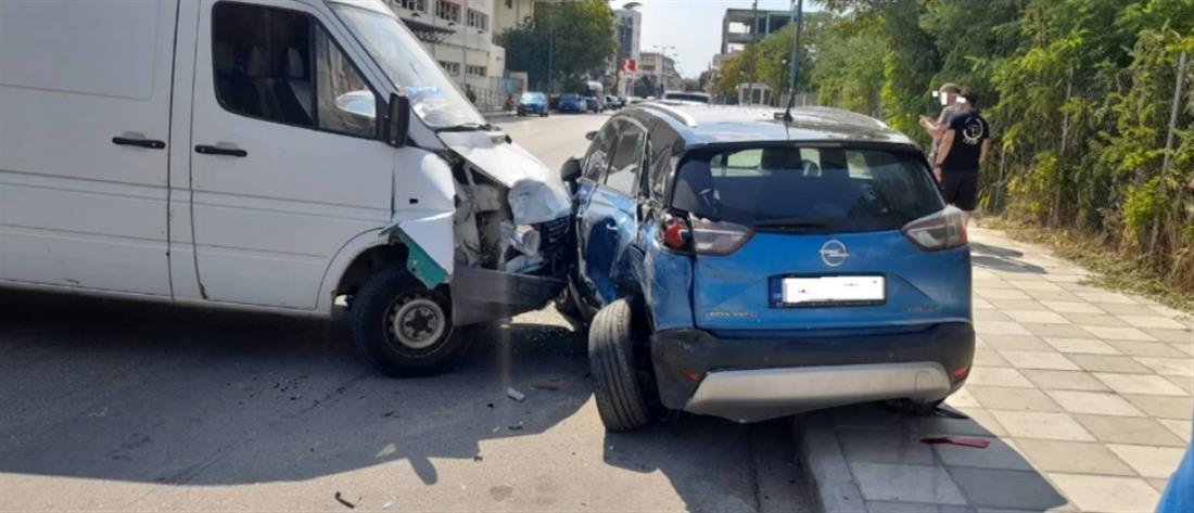 Τροχαίο - Λάρισα: φορτηγάκι τράκαρε εφτά αυτοκίνητα (εικόνες)