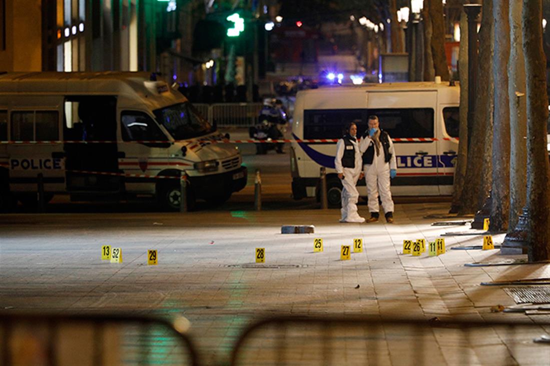 AP - Παρίσι - πυροβολισμοί - αστυνομία - δράστης - τρομοκρατία