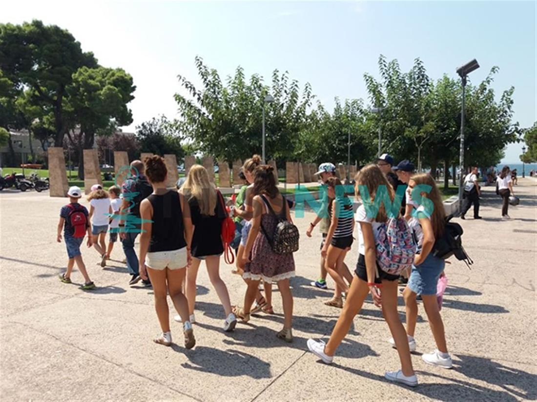 Γάλλοι τουρίστες - χορός - συρτάκι - Λευκός Πύργος - Θεσσαλονίκη