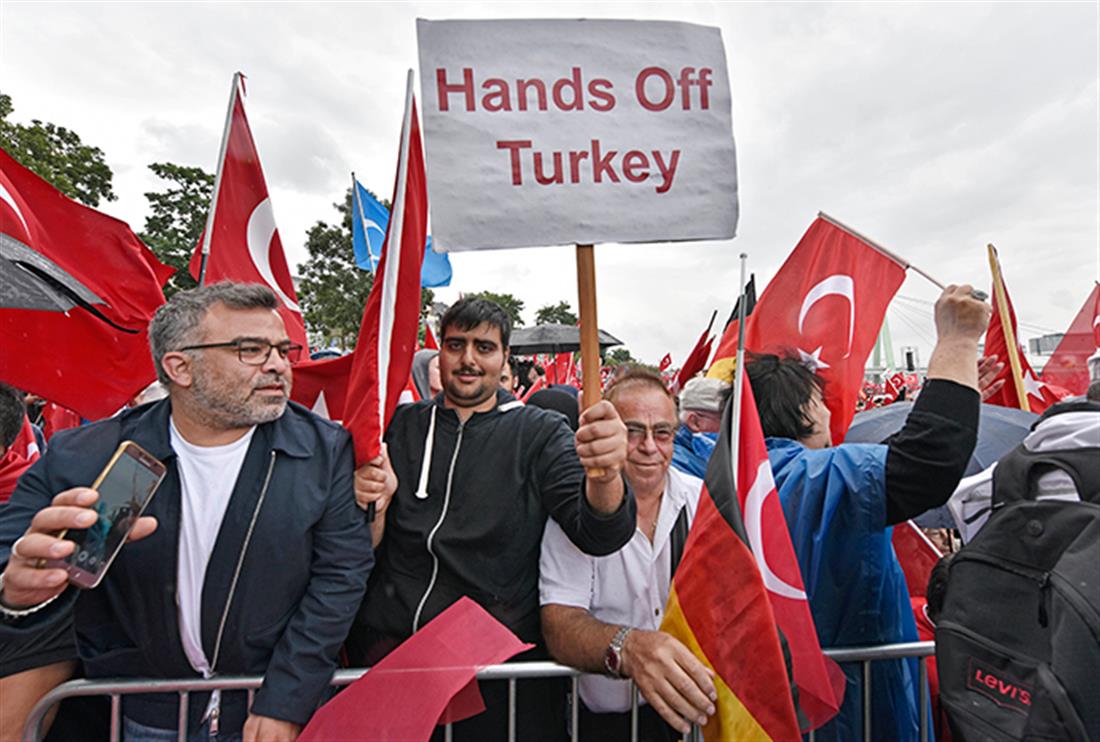 AP - Κολωνία - Γερμανία - διαδηλώσεις - Τούρκοι - υπέρ Ερντογάν