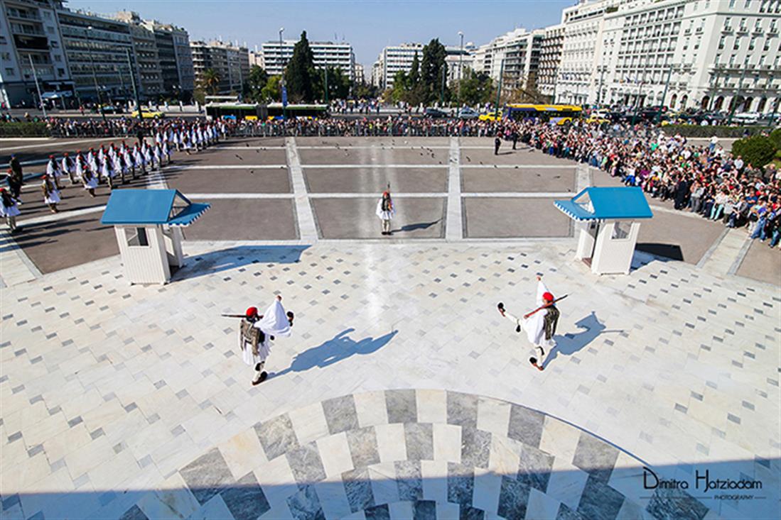 έκθεση - Εύζων - φωτογραφία - Δήμητρα Χατζηαδάμ - Πρ. Παυλόπουλος - Π. Καμμένος - Πολεμικό Μουσείο