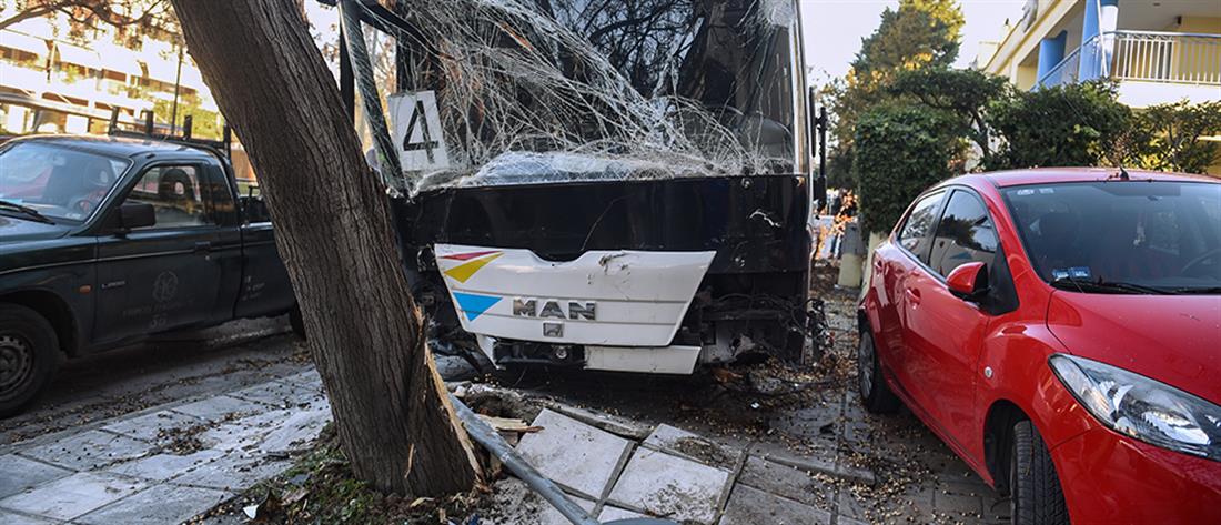 Θεσσαλονίκη: Ακυβέρνητο λεωφορείο έπεσε πάνω σε όχημα και δέντρα! (εικόνες)
