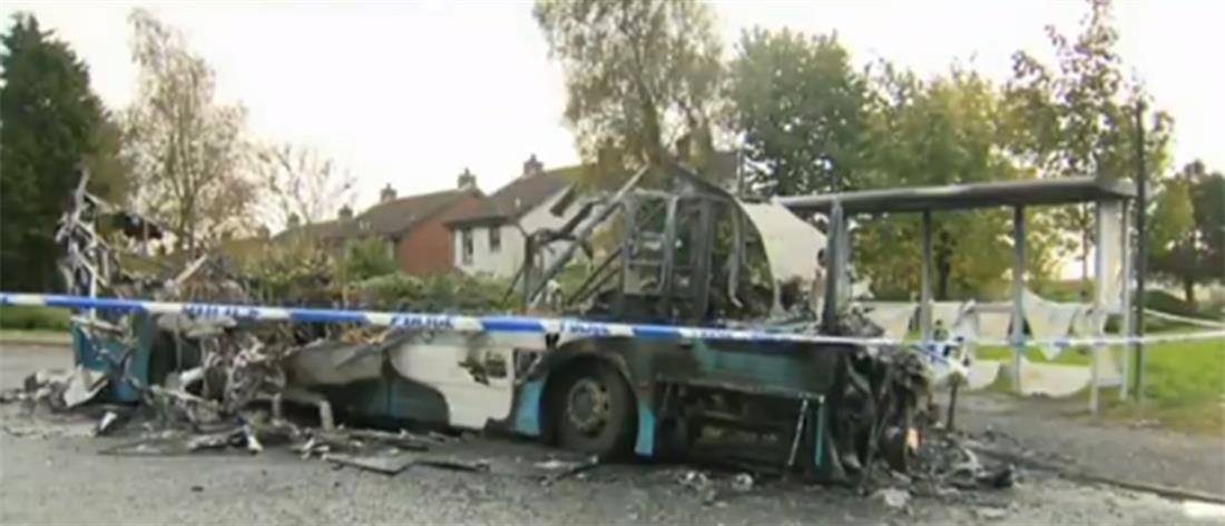 Βόρεια Ιρλανδία: Ένοπλοι μασκοφόροι κατέλαβαν και πυρπόλησαν λεωφορείο (εικόνες)
